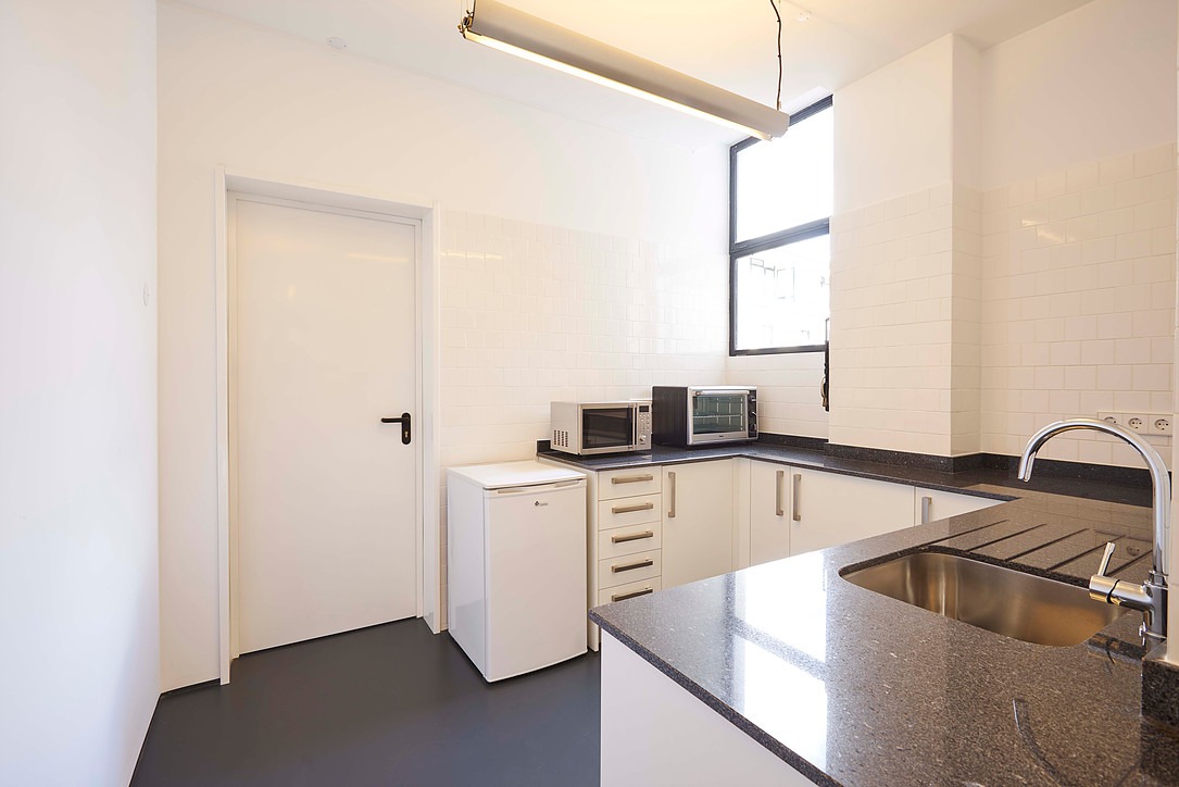 Copa equipada com electrodomésticos e azulejo branco