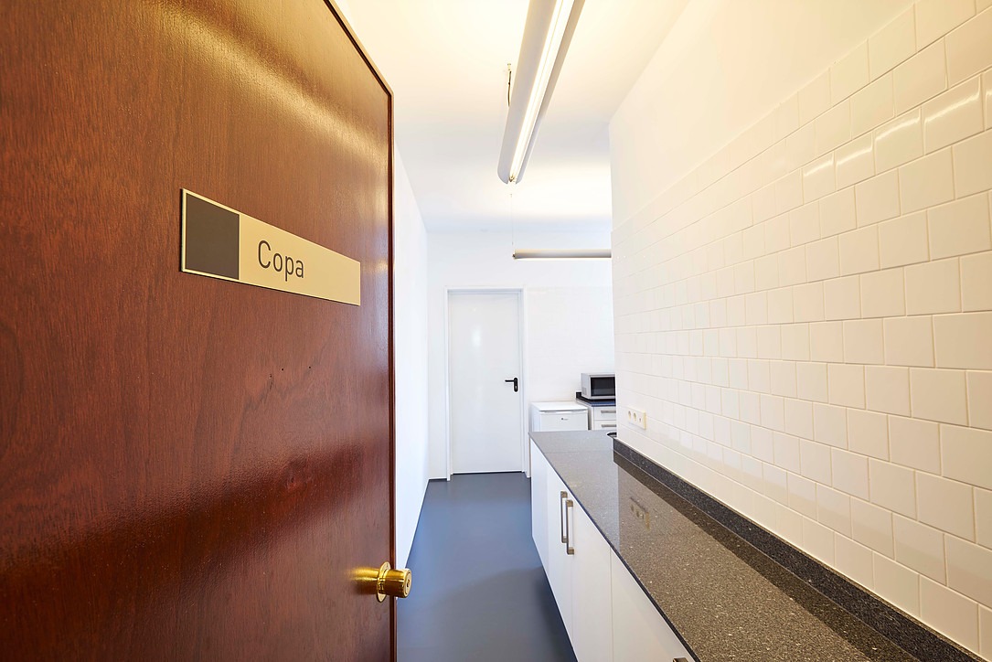 Cozinha de escritório moderna com bancada em granito