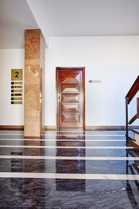 Piso 2 com corredor em madeira vintage e portas de escritório