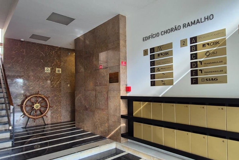 Hall de entrada com escadas em mármore e roda náutica