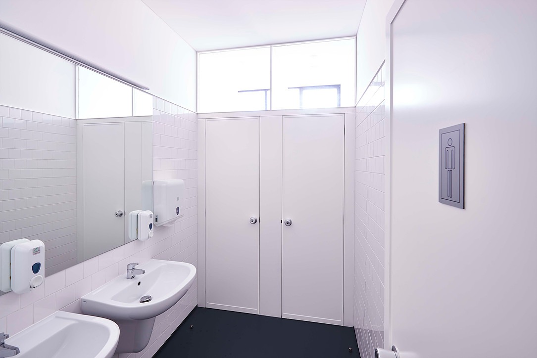 Instalações sanitárias modernas e espaçosas